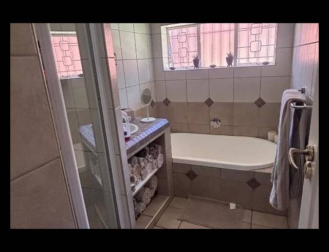3 BEDROOM FREEHOLD FOR SALE IN LINMEYER
